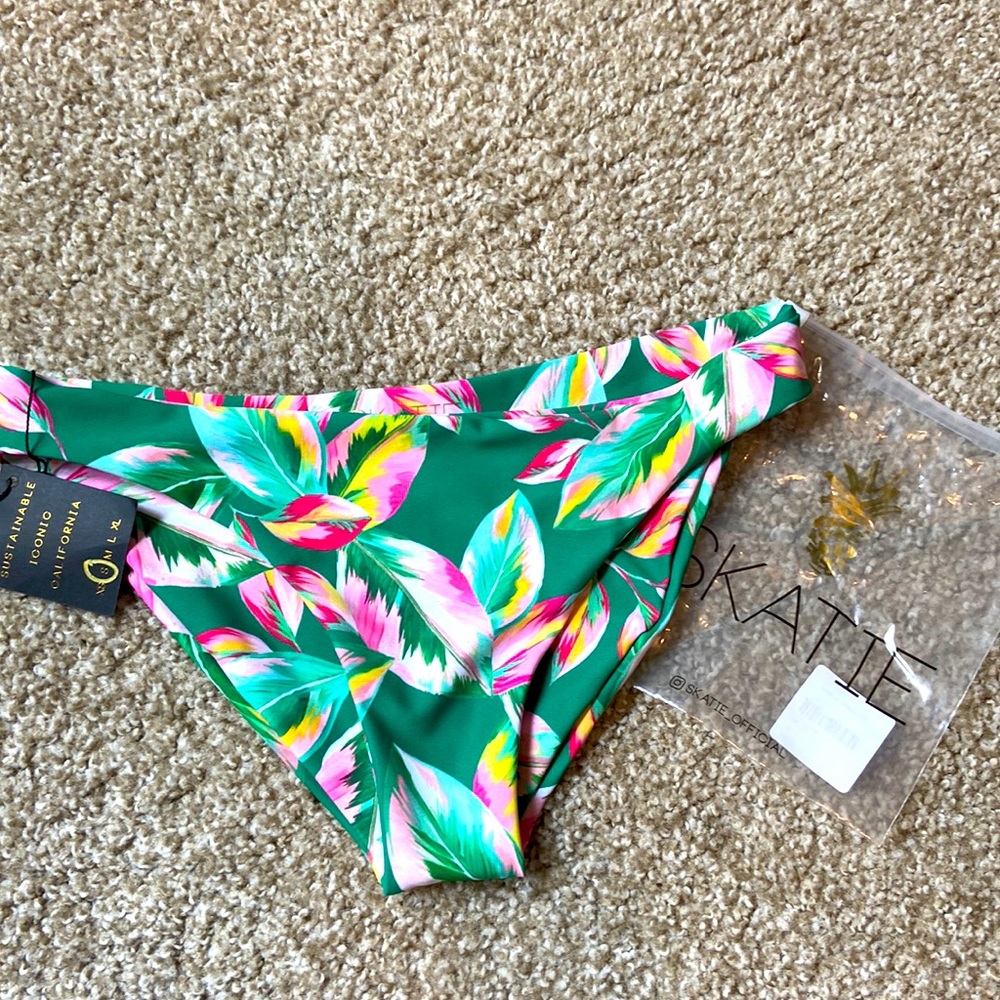 NWT Skatie swim bottoms “Cheryl” in tropical Tortuga. Selling matching tops too!